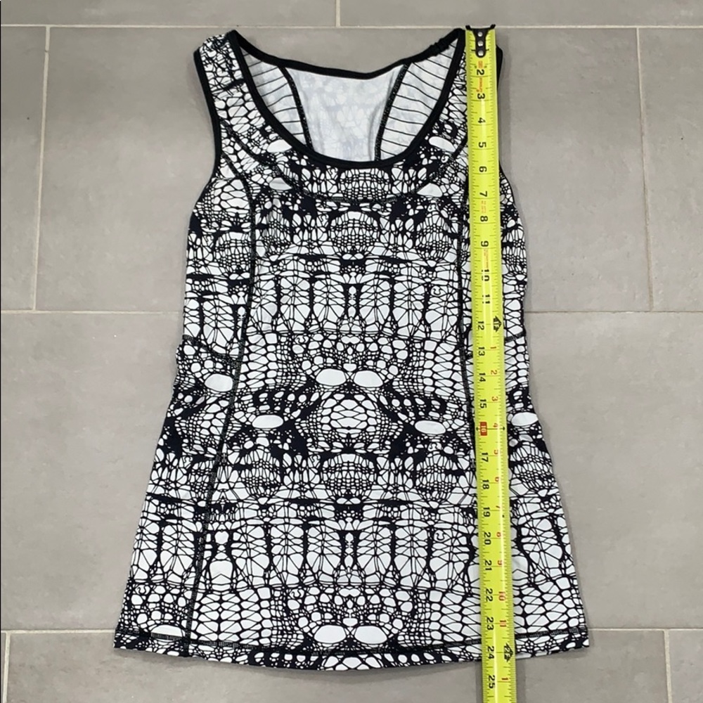 Lululemon black and white tank, size 6
